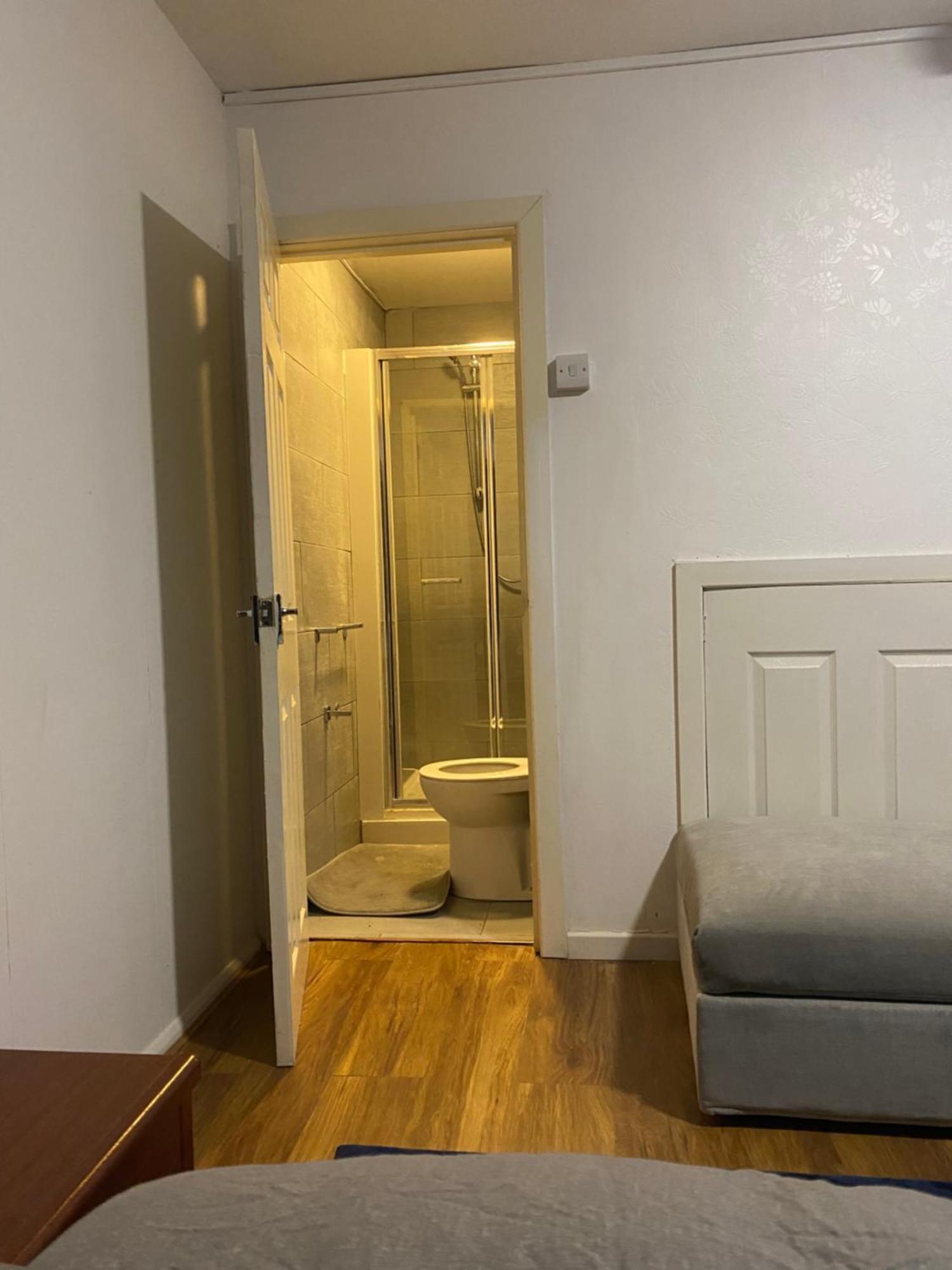 Double En-Suite Rooms Nevendon Екстериор снимка